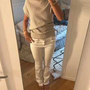 Vita bootcut jeans  - Säljer dessa supersnygga jeans då de inte kommer till användning🥰 kontakta mig vid frågor 