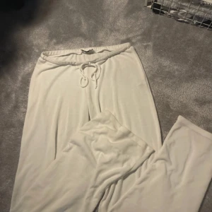 Vita mjukisbyxor från Nelly XS - Populära mjukis byxorna från Nelly i storlek xs vit jättebra skick!🥰