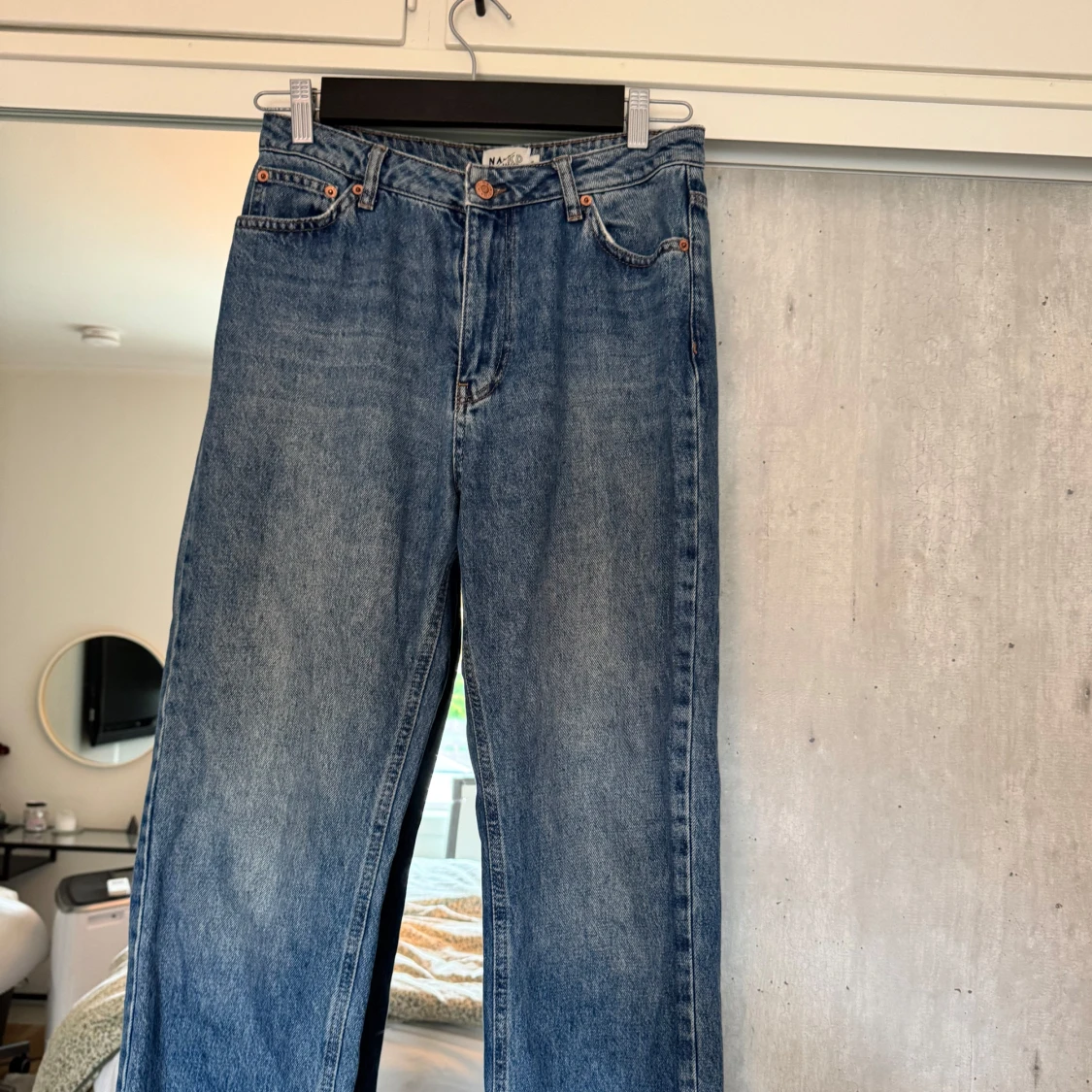Blå raka jeans från NA-KD - 2