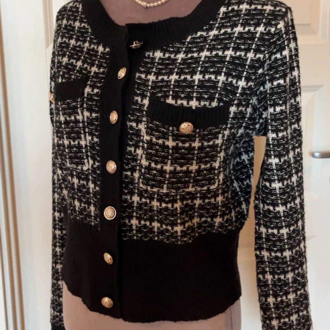 Svartvit rutig kofta med guldknappar - 1