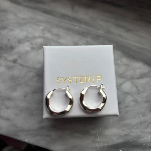 Örhängen - Örhängen från syster P. Säljer då jag inte använder silver. Nypris 899kr