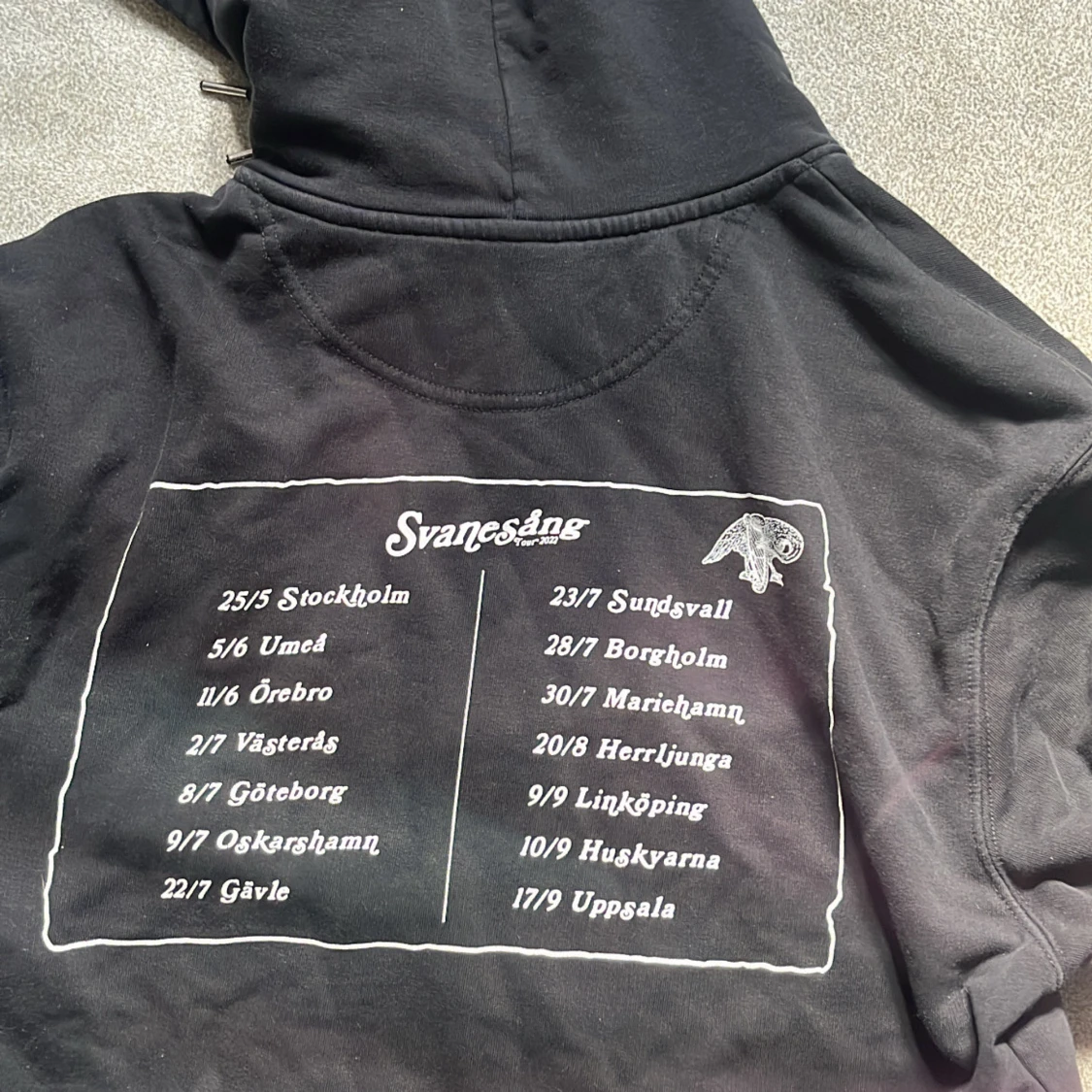 Svart Mares hoodie med turnétryck - 1