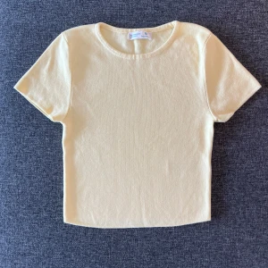 Ljusgul croppad topp från Primark -  ljusgul stickad croppad topp  med rund halsringning och korta ärmar. Tillverkad i mjuk bomull som känns skön mot huden. (Ai 😝) nästan aldrig använd