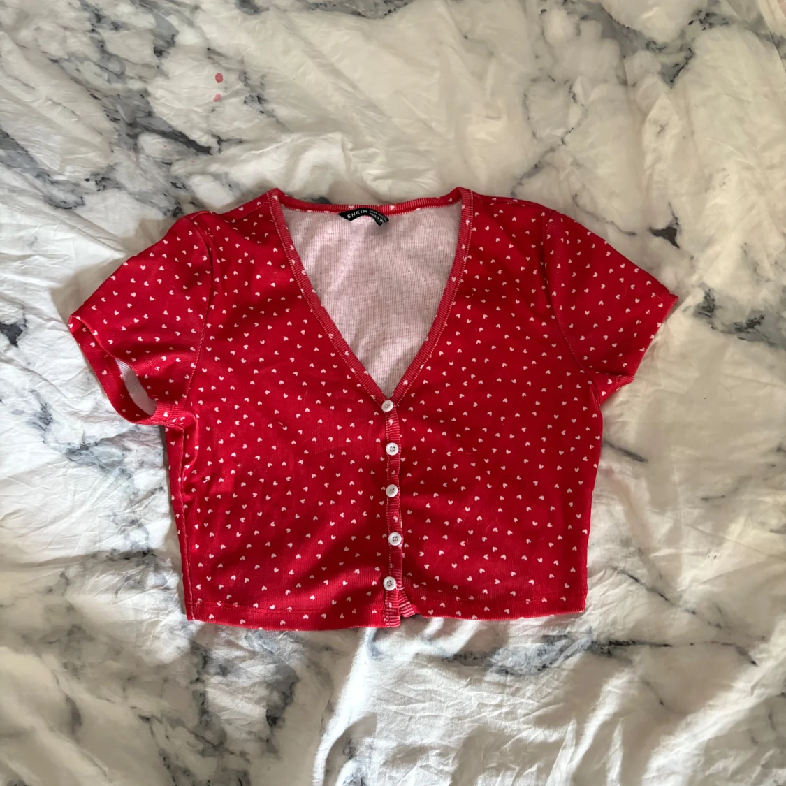 Röd croppad topp med hjärtan från SHEIN