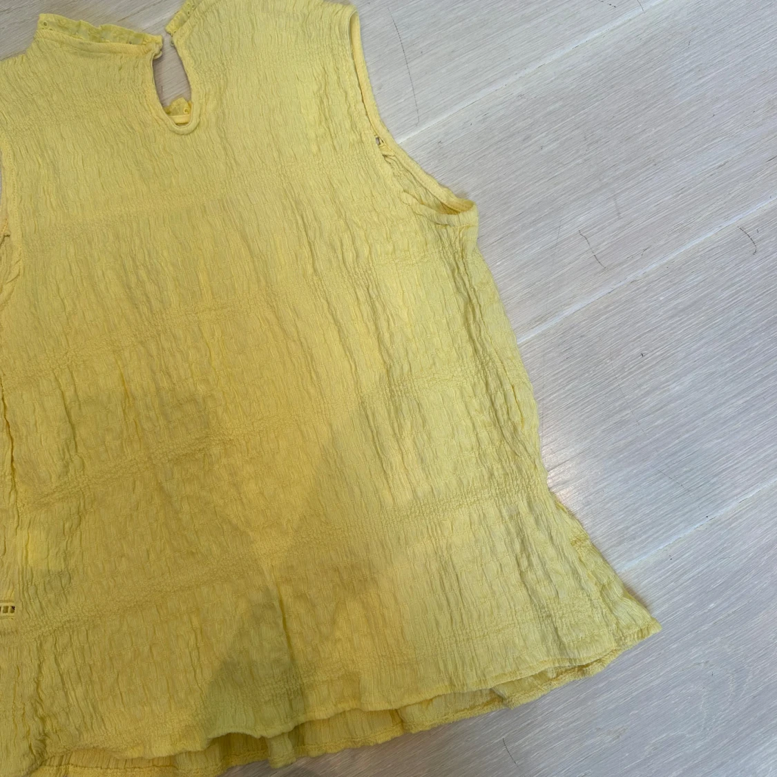 Gul ärmlös blus med broderi - 1