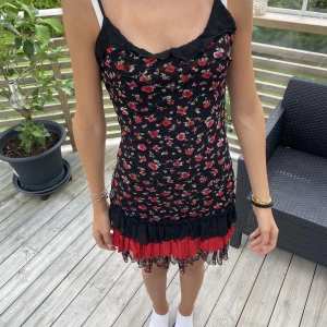 Klänning - Jättesnygg klänning som sitter så fint över kroppen och är jätteskön!🤍