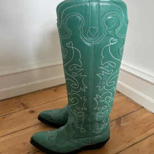 Boots - Ganni turkos cowboy boots, bra skick!