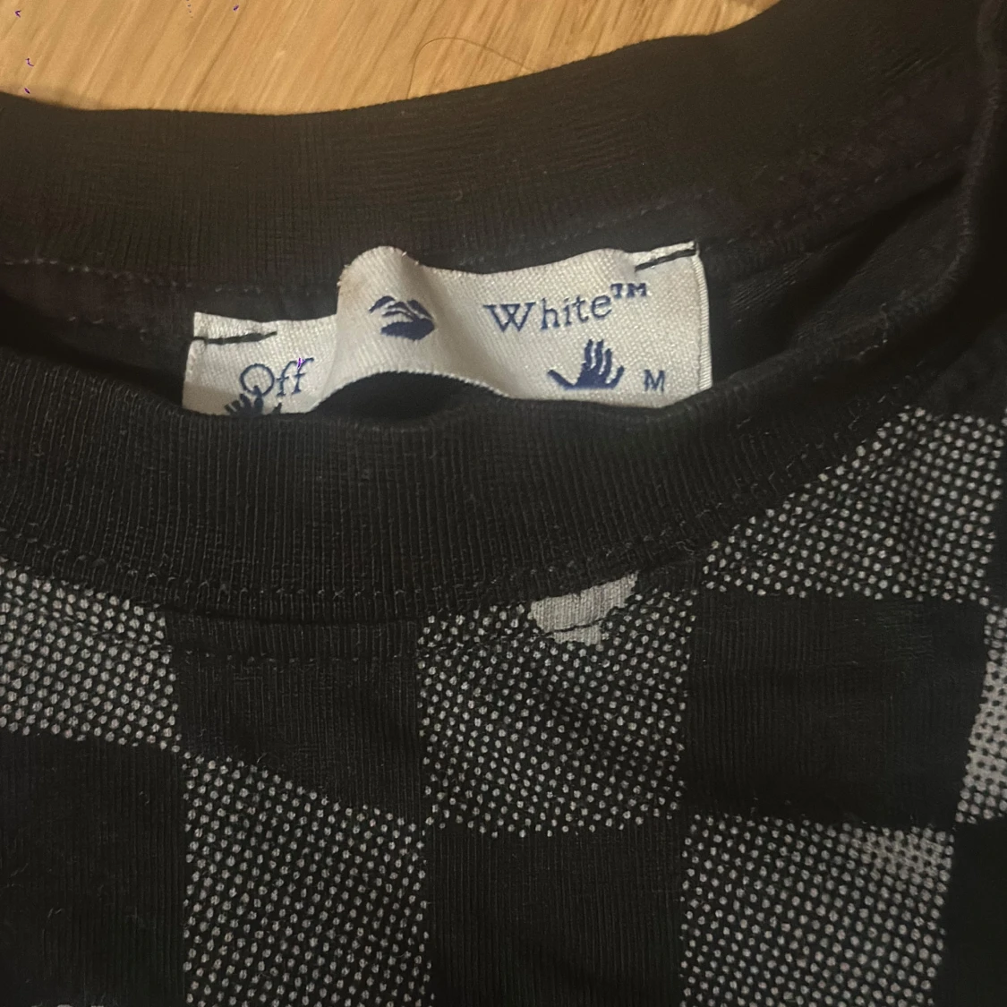 Svart och grå rutig Off-White t-shirt - 1