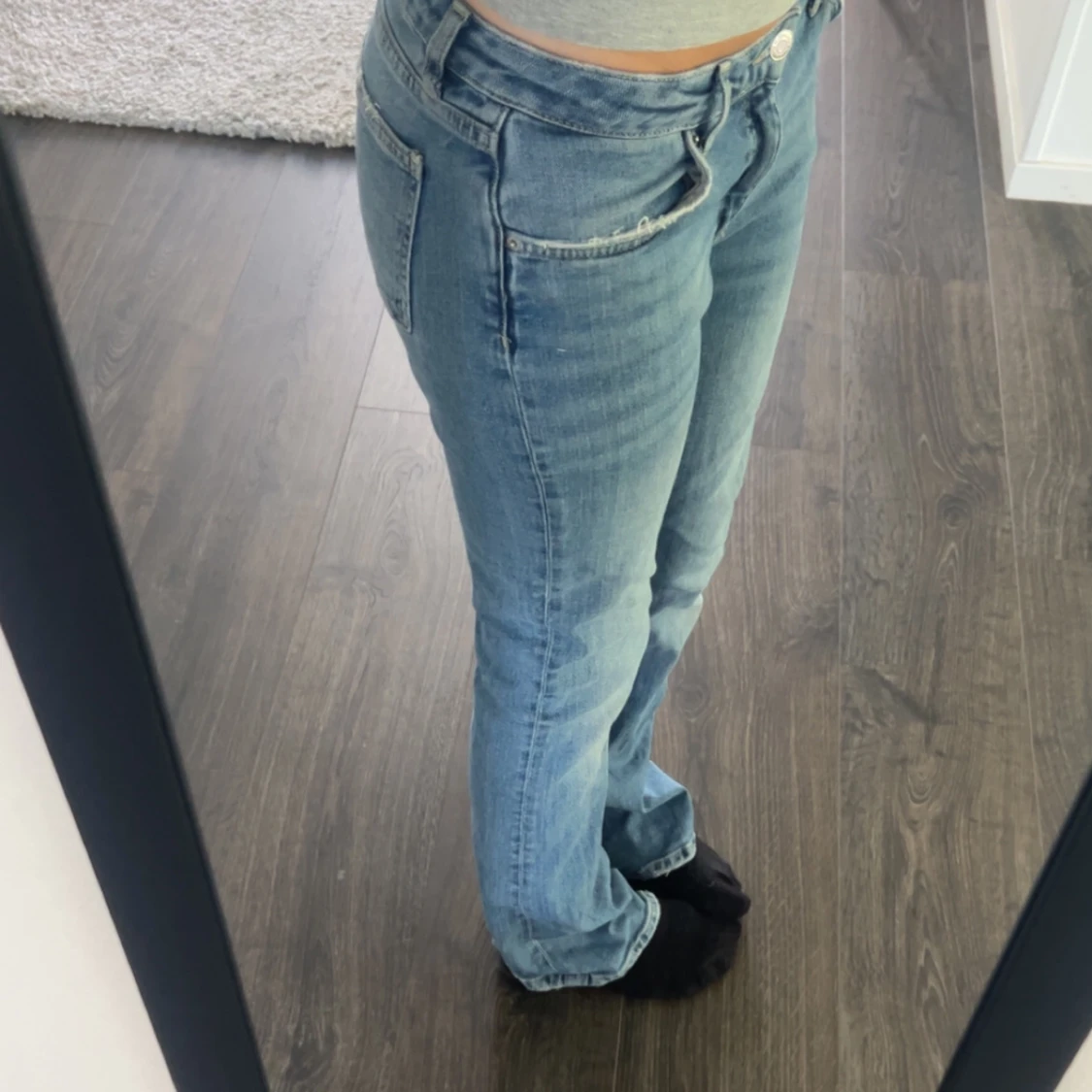 Ljusblå bootcut jeans med råa kanter - 2