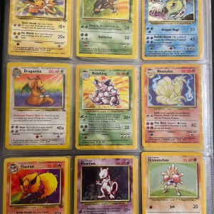 Pokémonkort - vintagekort från 1999 - Ett samlaralbum fyllt med klassiska och moderna Pokémonkort! Perfekt för dig som älskar Pokémon och vill utöka din samling med favoriter som Mewtwo, Dragonite, Flareon och många fler. Färgglada illustrationer och nostalgisk känsla – ett måste för alla unga samlare!