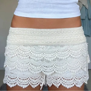 Vita spetsshorts  - Säljer ett par snygga oanvända vita spetsshorts som passar xs-m💕