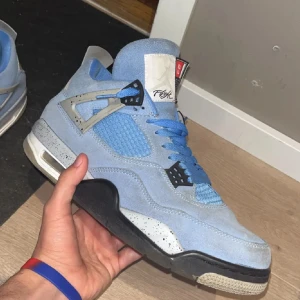 Jordan 4 Uni - Köptes på stockX så kvitto finns.                         Använd ett par gånger, inga märken eller liknande. Kommer ej till användning.              Storlek 45/46                                                                      Pris kan disk.. 