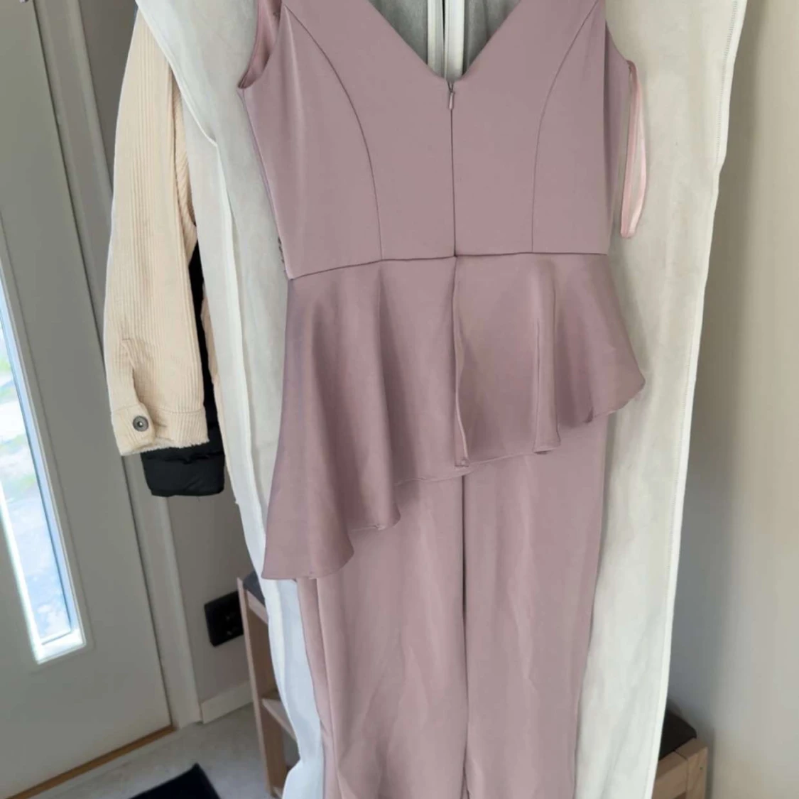 Ljuslila omlottklänning med volang - 1