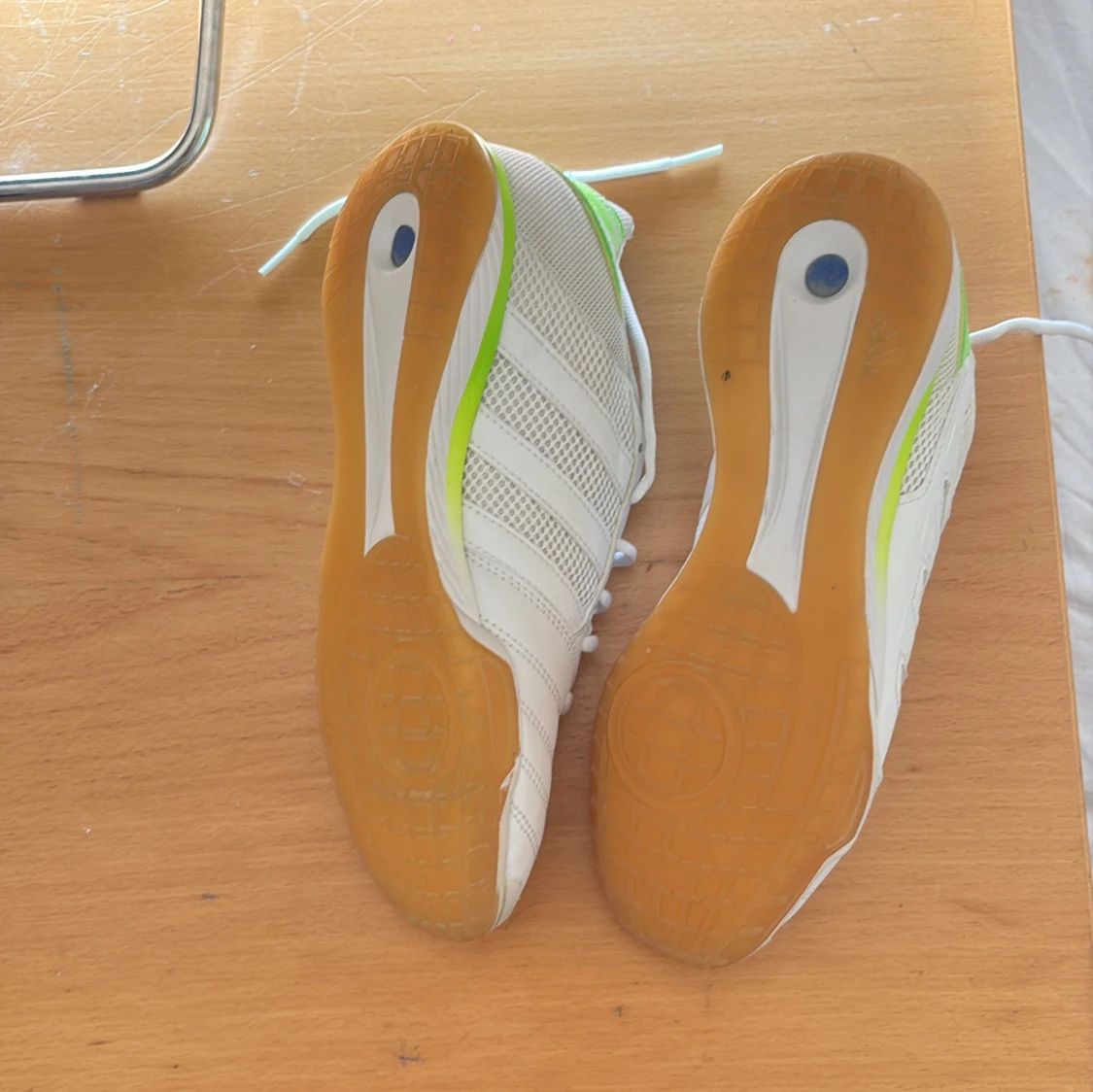 Vita Adidas Sala sneakers med gröna detaljer - 4