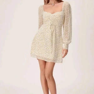 Adoore klänning - Säljer denna superfina adoore klänning som är slutsåld på hemsidan, köptes för ca 1300 och använd ett fåtal gånger 🩷i stl 34 men passar mig som vanligtvis har xs🩷