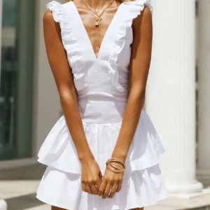 Studentklänning Hello Molly  - Säljer min studentklänning från Hello Molly. Endast använd ett tillfälle! I superbra skick. Köpte för 1300kr med tull. Storlek xs men passar även S🩷🩷