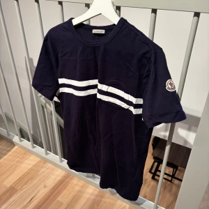 Moncler tshirt  - Marinblå Moncler tshirt med Moncler logga på armen. Storlek M och i bra skick 