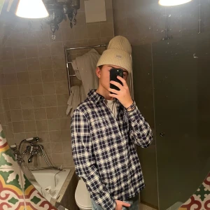 Woolrich skjorta - Woolrich skjorta som är sjukt snygg och med unika detaljer exempelvis liten lapp nere som visas på bild 3. Storlek M/S, modellen är 178 o väger ca 70 kg. Nypris: 1800kr, mitt pris 400kr