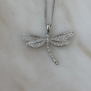 Halsband trollslända - Helt oanvänt halsband med en trollslända. Fick i present så vet tyvärr inte vart den är köpt 💕