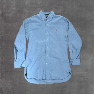 Polo Ralph Lauren Skjorta - Hej! Nu säljer jag min Polo Ralph Luaren Skjorta i storlek S. Hör av dig vid mer frågor eller funderingar. Nån liten fläck nere vid armen som inte alls är märkvärdiga