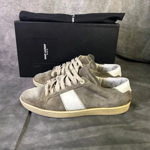 Saint laurent SL/02 sneaker -  fint skick | Size 40  | fraktar spårbart inom 24 timmar med PostNord eller instabox | inget og medföljer 