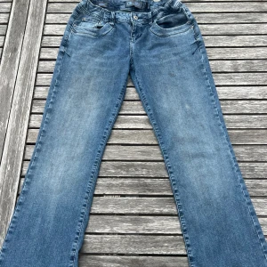 Blå jeansbyxor från LTB  - Säljer ett par jättefina blå jeans från LTB, modell Valerie! De har normal passform, bootcut, låg midja och supergulliga detaljer på fickorna både fram och bak. Så snygga till vardags, t.ex. med en hoodie eller en söt topp! Jag har sytt in ett band i midjan (det går lätt att ta bort om man vill) – skriv om du vill veta mer om det. Använda typ 1–2 gånger bara! Sätter ”bra skick” eftersom jag gjort en liten ändring i midjan.
