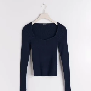 Mörkblå ribbad topp med lång ärm - Säljer en mörkblå ribbad topp från Gina Tricot med lång ärm och v-ringad halsringning.