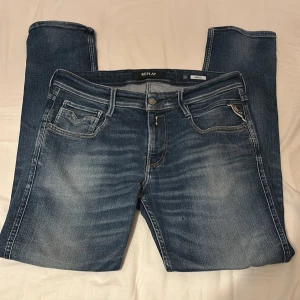 Replay Anbass jeans  - Replay anbass| hetaste jeansen på marknaden| storlek 30/30| skick 9/10| nypris runt 1500| hör av dig vid minsta lilla fundering| pris kan diskuteras!!