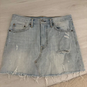 Ljusblå jeanskjol från Levi's - Jättefin jeanskjol som inte passar mig❤️