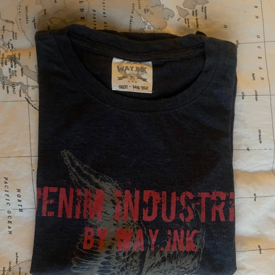 Mörkgrå t-shirt med tryck från WAY INK