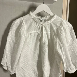 Vit Blus - Söt blus, använd max 2 ggr