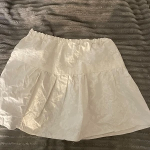 Supergullig kjol - Superfin aldrig använd! Köpte av en tjej som har sytt den själv, och den är jätte fint sydd🥰 är som en xs i storleken och har resår i. Skriv för mått🥰🥰