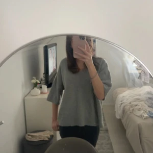 Stickad t shirt  - Köpt från Sellpy! Knappt använd av mig