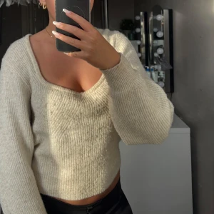 Beige stickad tröja med v-ringning - Stickad tröja från hm, använd och därav lite knottrig🫶🏼