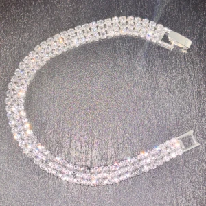 Diamant armband oanvänd - Helt nytt diamant armband, har även en med blå diamanter. Kvaliten är galet bra och låset är väldigt starkt. 