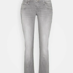 Grå LTB bootcut jeans - Säljer dessa LTB Low waist valerie jeansen pga av att de är för stora för mig. Jeansen har inga skador/märken och är i fint skick! W30L34