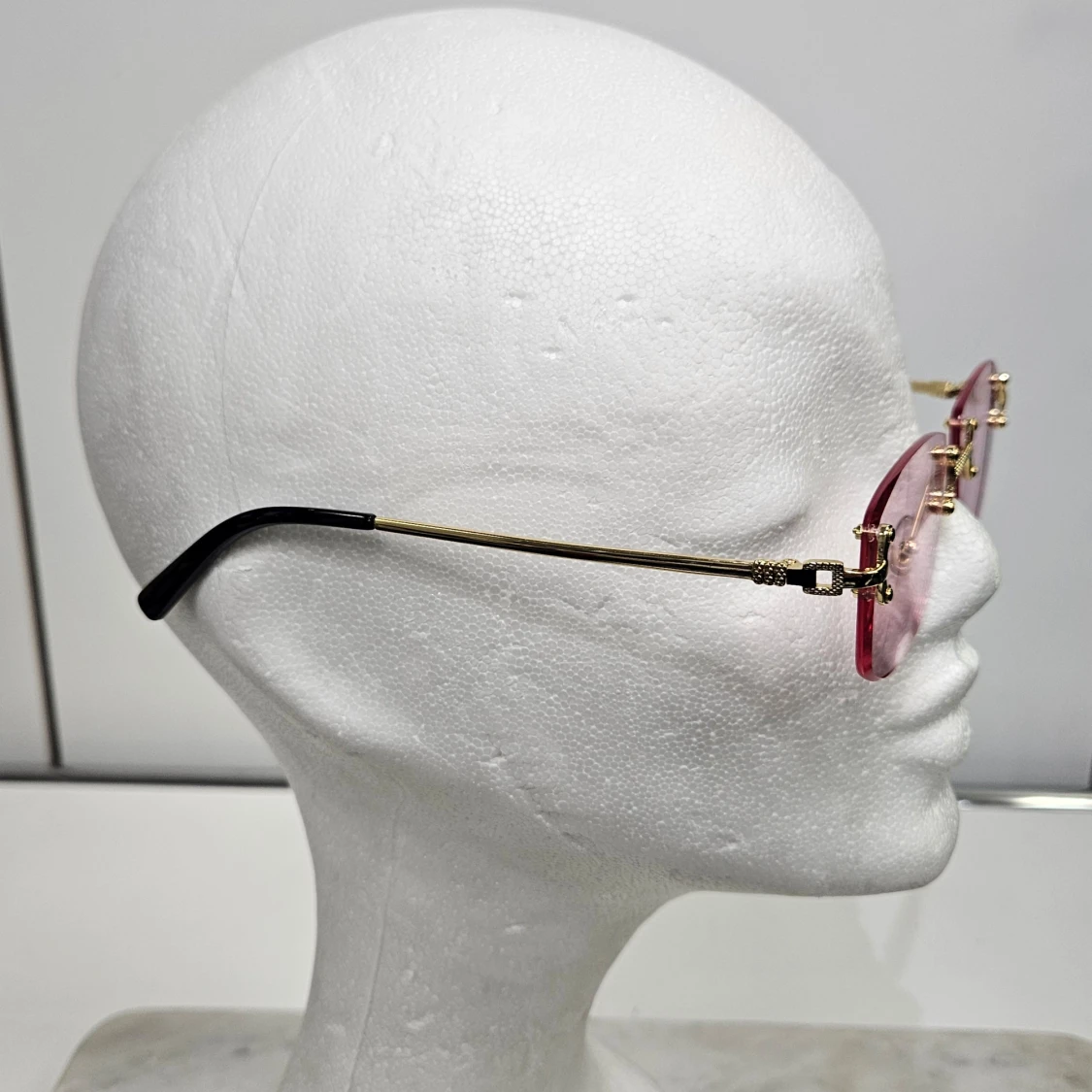 Rosa rektangulära solglasögon med gulddetaljer - 4