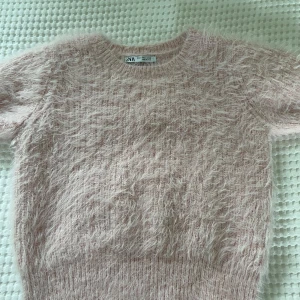 Ljusrosa fluffig tröja från Zara - Supermjuk och fluffig ljusrosa tröja från Zara. Använd fåtal gånger. 