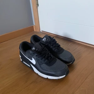 Nike Air Max 90 - Säljer dessa schyssta skorna från Nike i modellen air Max 90 till billigt pris, skick 10/10, storlek 43, pris går självklart att diskuteras! 