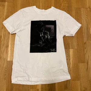 T-shirt från LAIDBCLOTHING - T shirt är helt ny , finns inga defekter. Ny pris 399 mitt pris 200 tveka inte om frågor, storlek S men passar även M