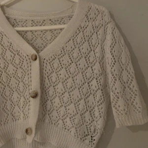 Vit kofta  - Vit kortärmad kofta, perfekt till sommaren! 