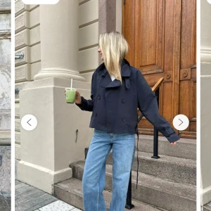 Mörkblå kort trenchcoat från BY IC - Snygg mörkblå kort trenchcoat från BY IC med dubbelknäppning och bälte i midjan. Jackan har bred krage, långa ärmar och en klassisk, stilren look. 💗💗 Använd två gånger! Köpt för 700kr + frakt, slutsåld!