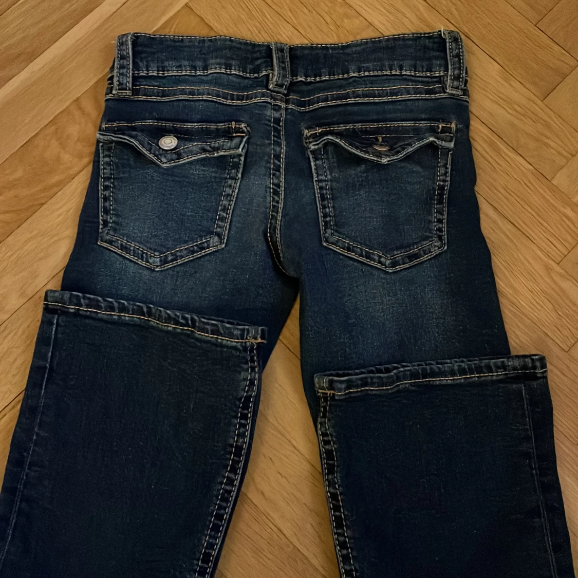 Mörkblå bootcut jeans från Gina  - 3