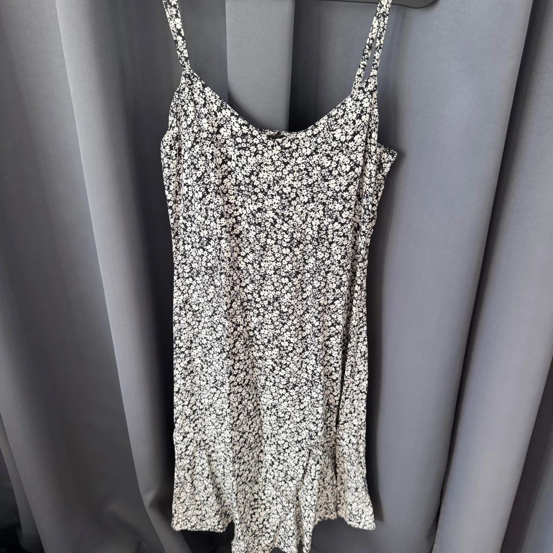 Svartvit blommig klänning - 3