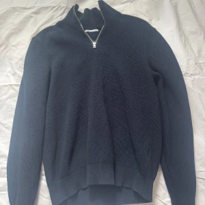 Halv zip - Säljer denna feta halv zip, tröjan är i gott skick, tröjan är från Zara. Tröjan är i storlek M men skulle säga att den sitter som S