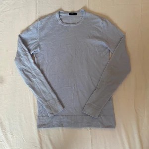 J Lindeberg tröja - Säljer en J Lindeberg merinoull tröja. Den är baby blå och är inga direkta defekter. Den är i Storleken S och har en rätt slim passform.