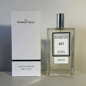 The essence vault 421 - The essence vault 421 100ml, denna är inspirerad av santal 33. Helt oanvänd. Säljer fler parfymer, kolla min profil.