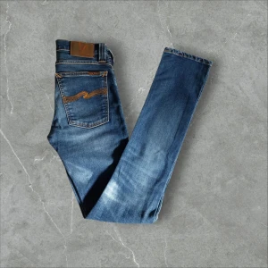 Nudie Jeans - Säljer ett par Nudie Jeans, modell Tube Tom, storlek W25 L32. Klassisk blå tvätt och slim fit. Nästan helt nya – endast använda ett fåtal gånger. Väldigt fint skick! Kan gå ner i pris vid snabb affär😁 