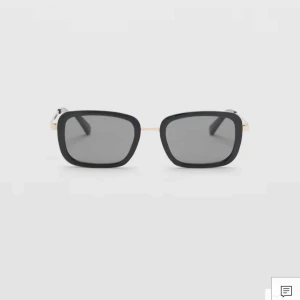 Solglasögon  - Glasögon köpt från Mango. Glasögonen på första bilden är liknande bara att dom jag säljer inte har det svarta runt om. Endast använd få gånger.