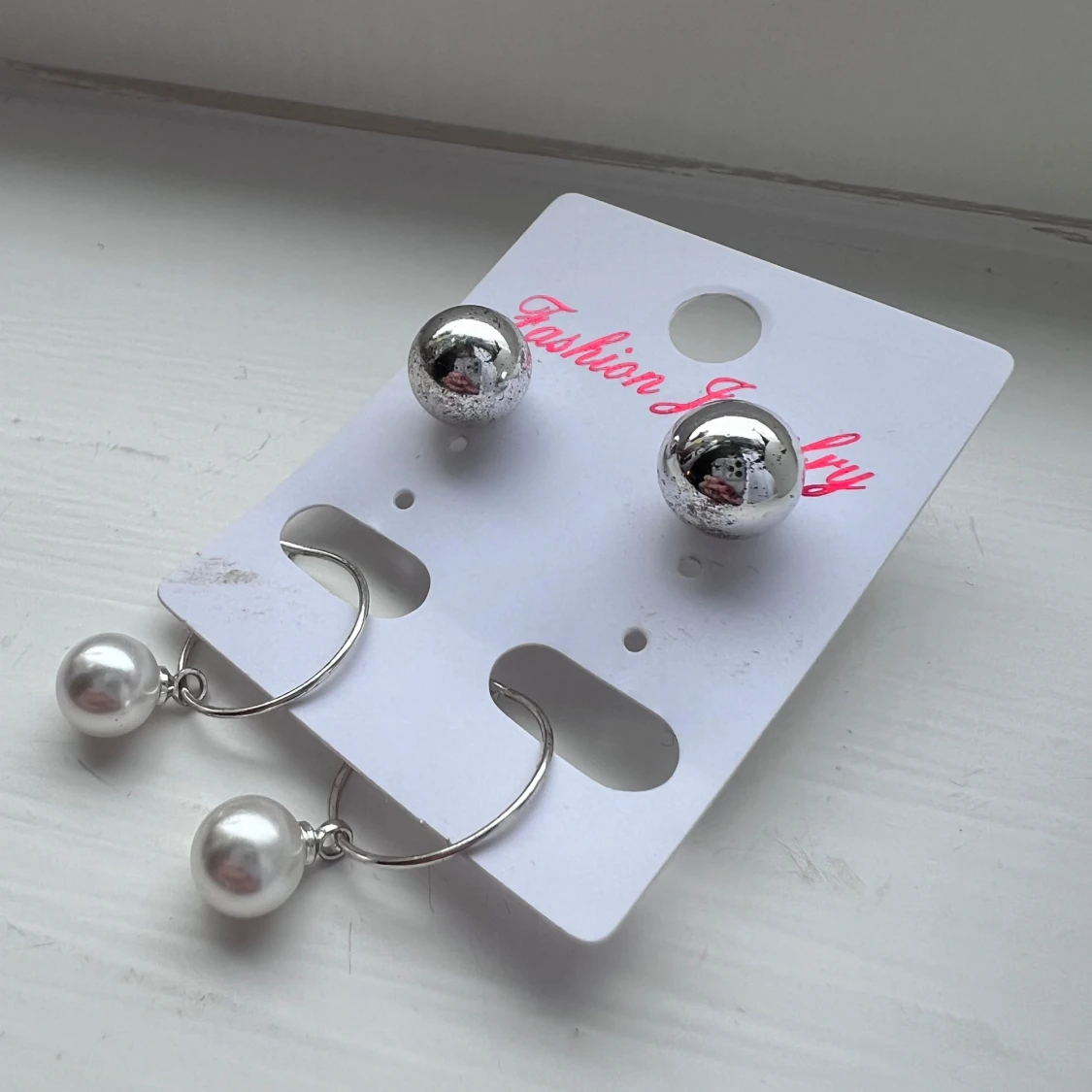 Snygga silvriga örhängen med pärldetalj - 1